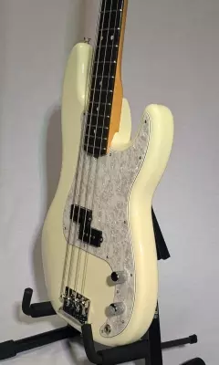 Fender - American Professional II Precision Bass, Rosewood Fingerboard - Olympic White 4